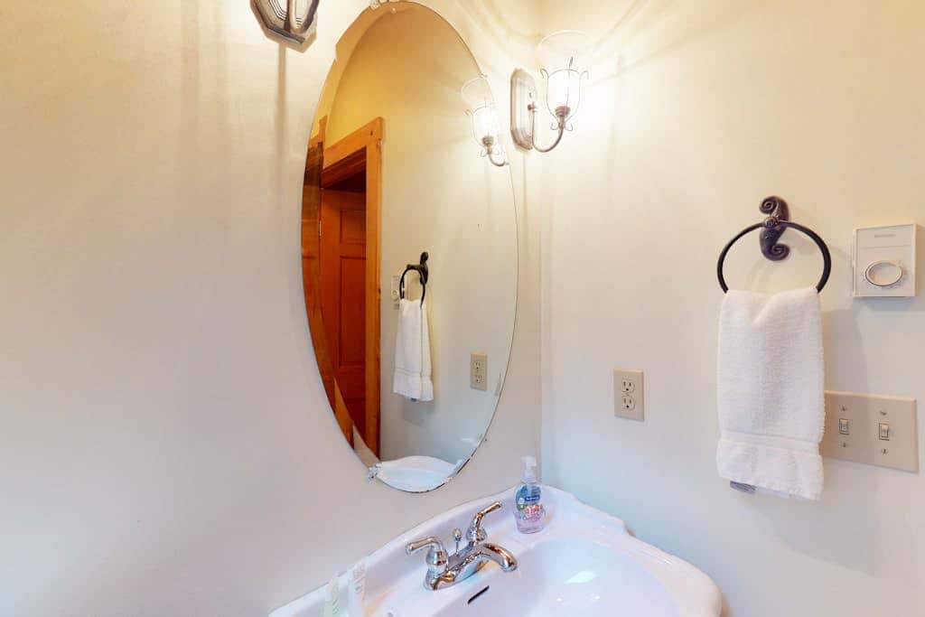 Rustic 3BR Cabin - HOT TUB - Lake View - Oakland