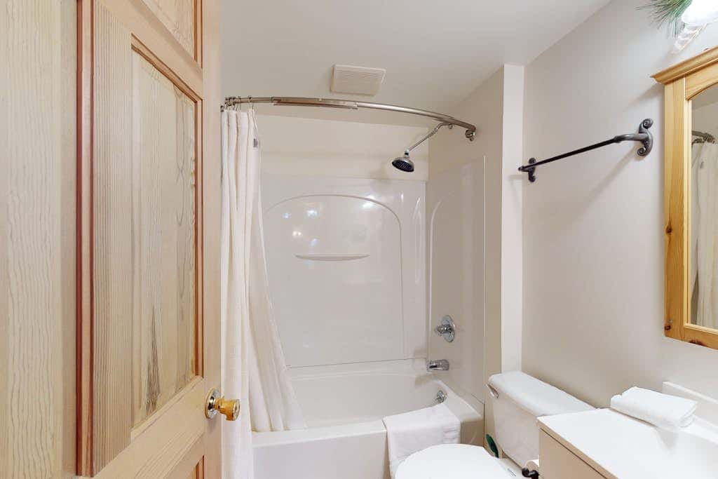 Rustic 3BR Cabin - HOT TUB - Lake View - Oakland