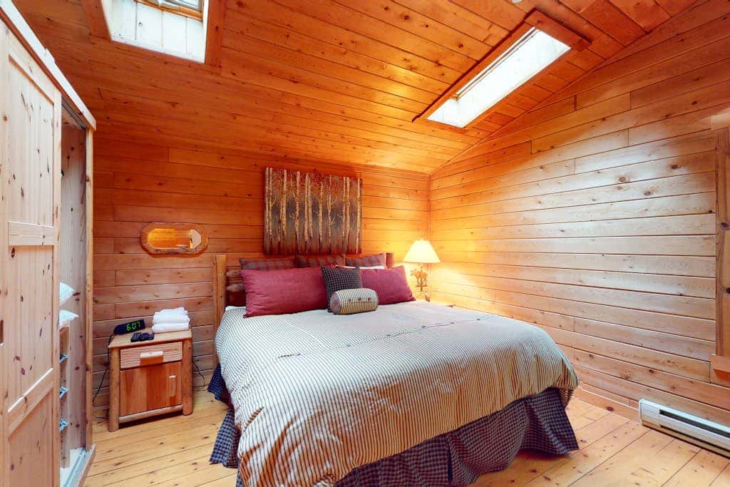 Rustic 3BR Cabin - HOT TUB - Lake View - Oakland