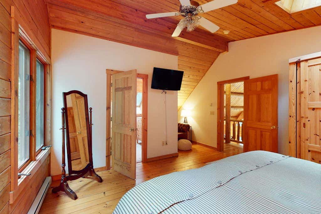 Rustic 3BR Cabin - HOT TUB - Lake View - Oakland