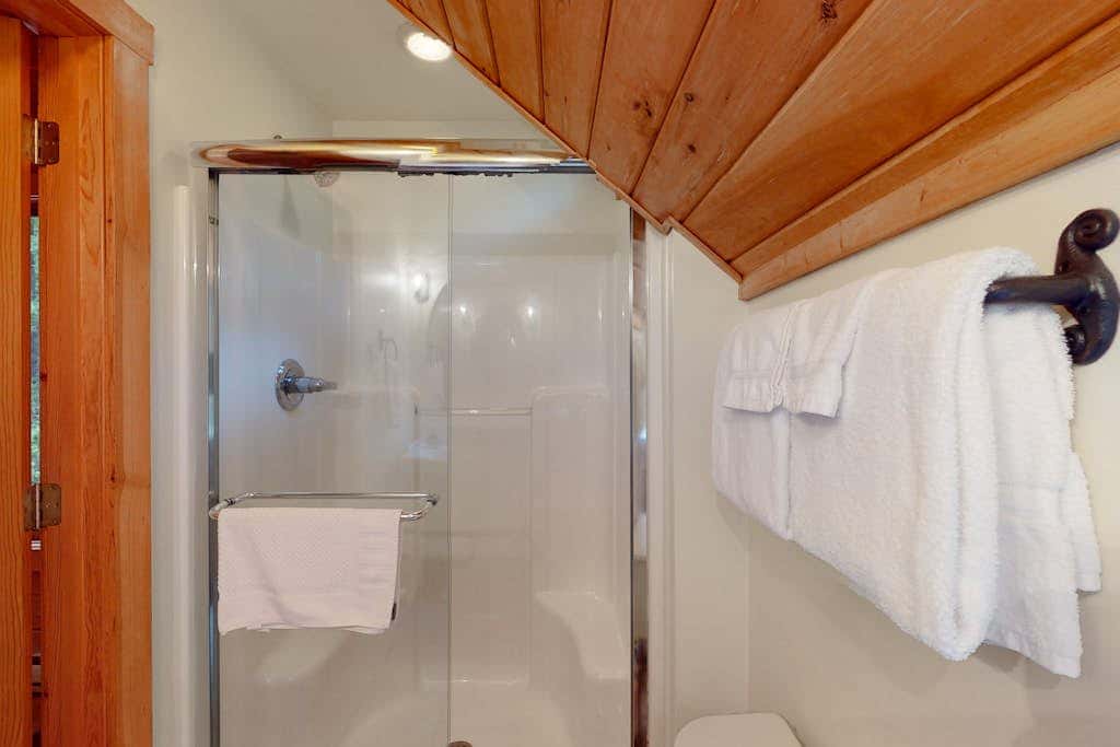 Rustic 3BR Cabin - HOT TUB - Lake View - Oakland