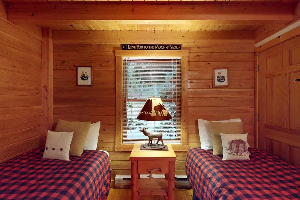 Rustic 3BR Cabin - HOT TUB - Lake View - Oakland