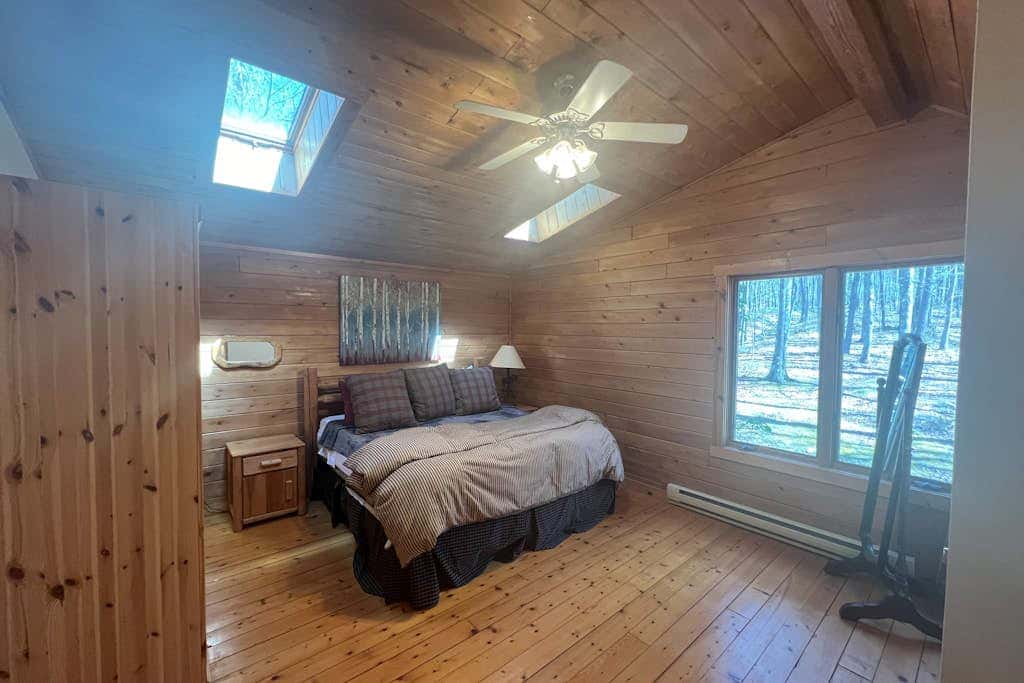 Rustic 3BR Cabin - HOT TUB - Lake View - Oakland