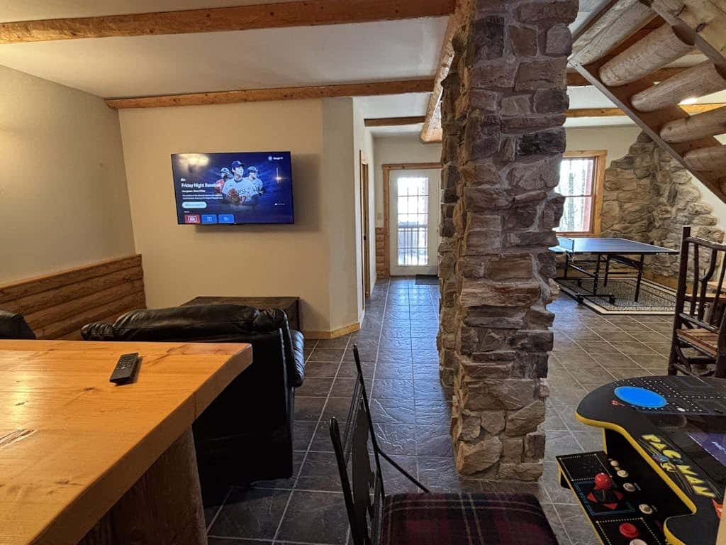 Rustic 3BR Cabin - HOT TUB - Lake View - Oakland