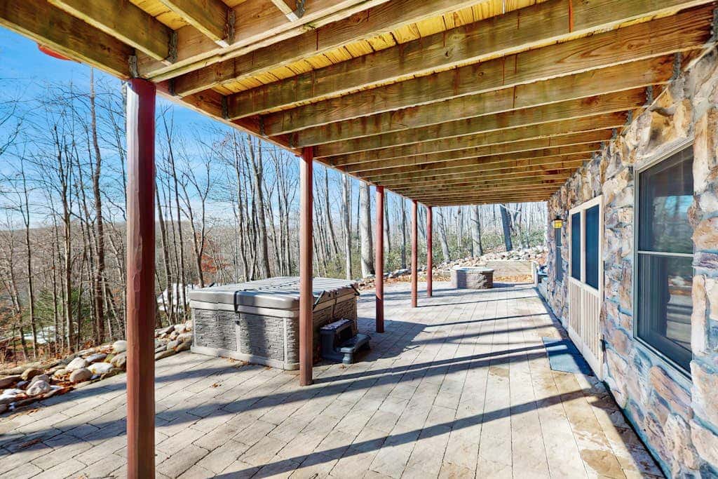 Rustic 3BR Cabin - HOT TUB - Lake View - Oakland