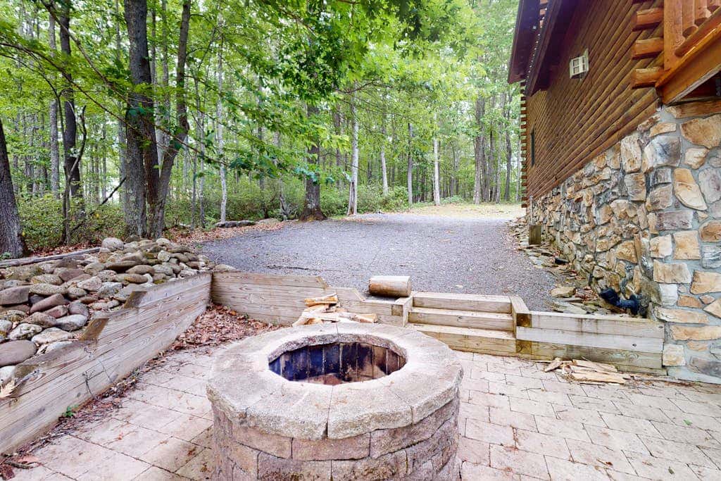 Rustic 3BR Cabin - HOT TUB - Lake View - Oakland