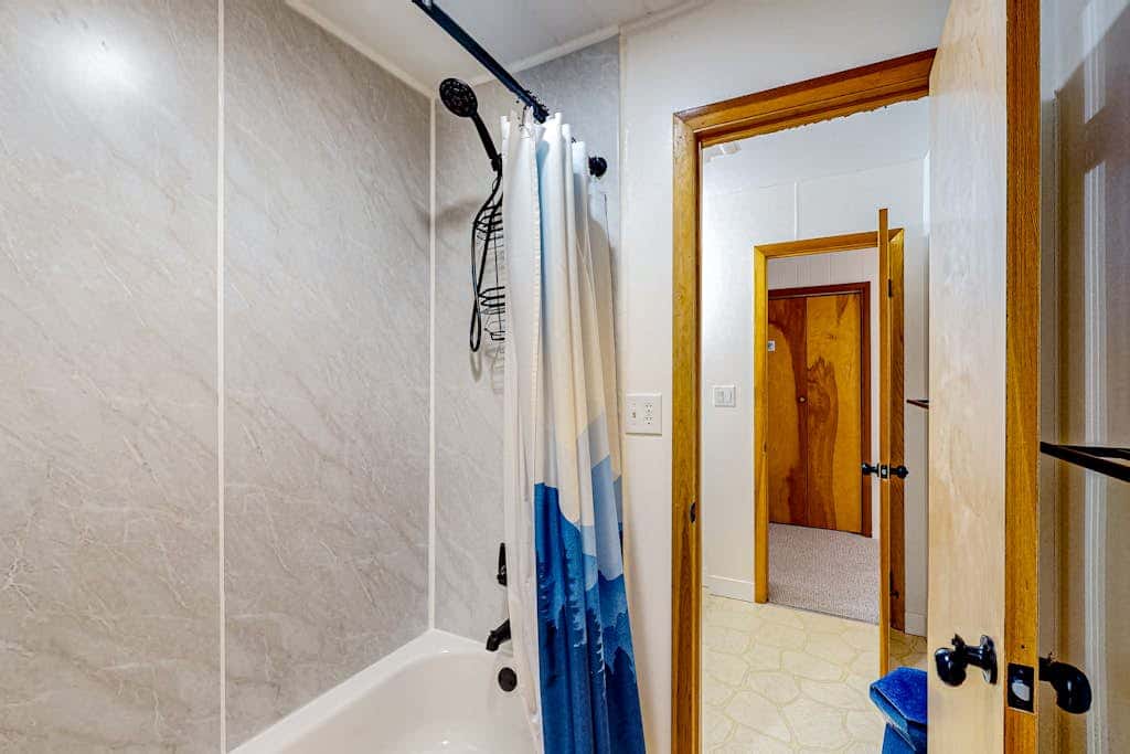 Charming 4BR Home - HOT TUB - Oakland