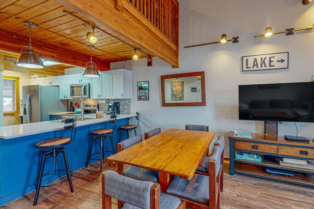 2BR - Lakeside Retreat - Pool