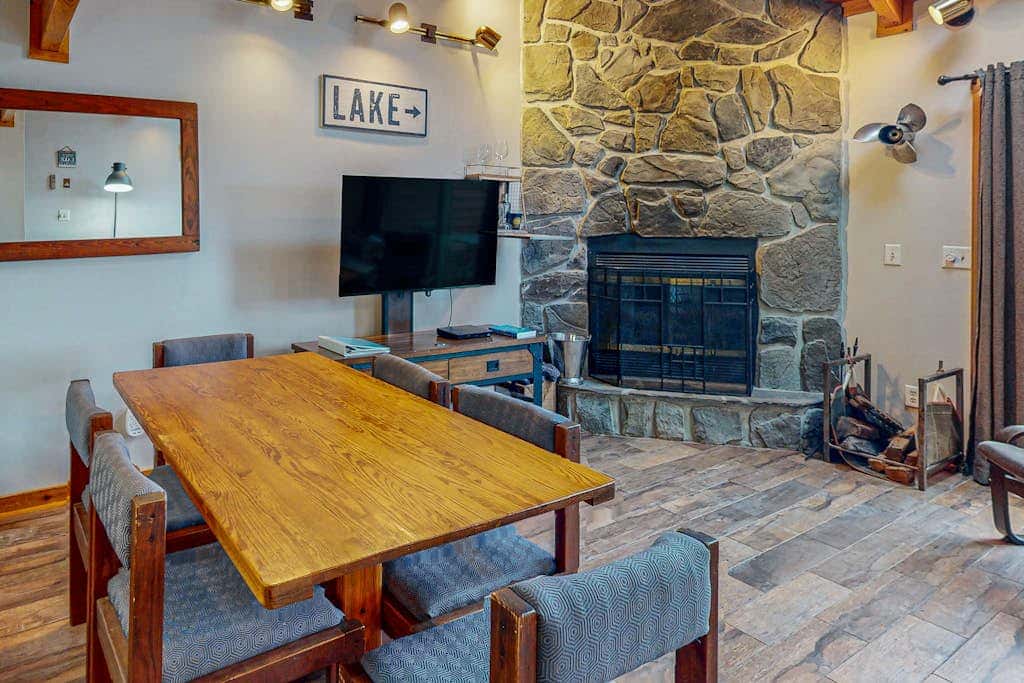 2BR - Lakeside Retreat - Pool