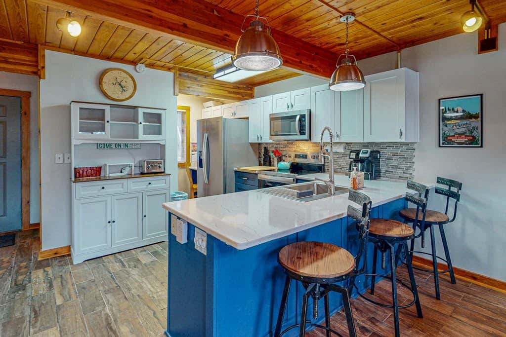 2BR - Lakeside Retreat - Pool