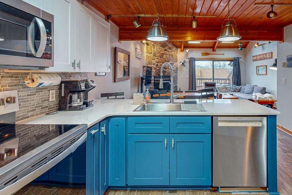 2BR - Lakeside Retreat - Pool