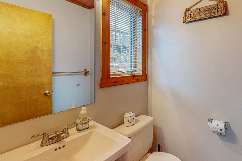 2BR - Lakeside Retreat - Pool