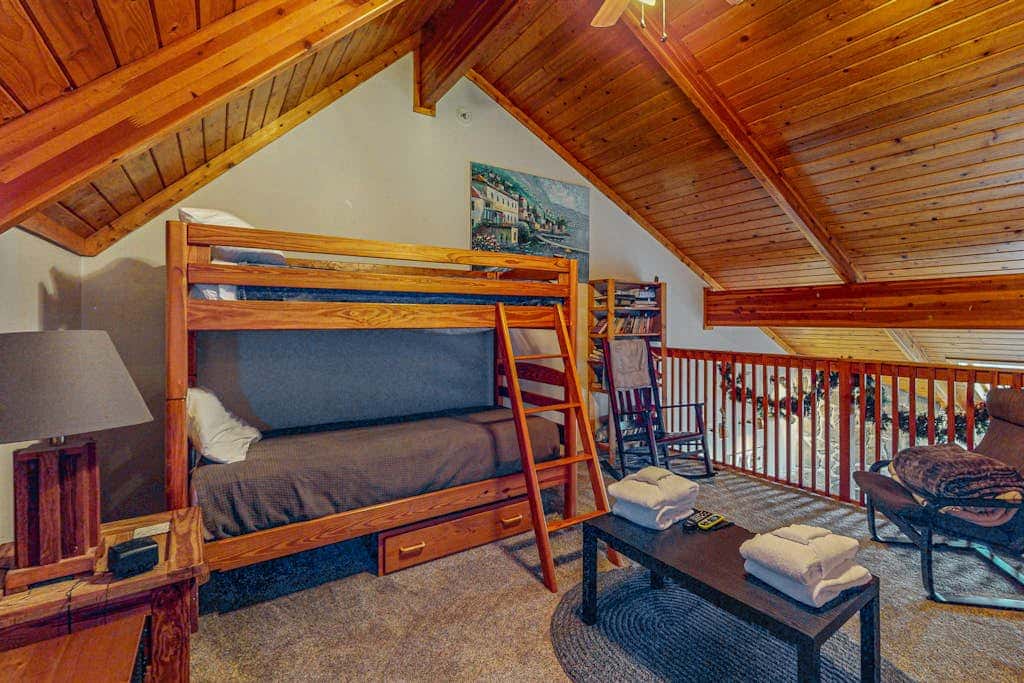 2BR - Lakeside Retreat - Pool