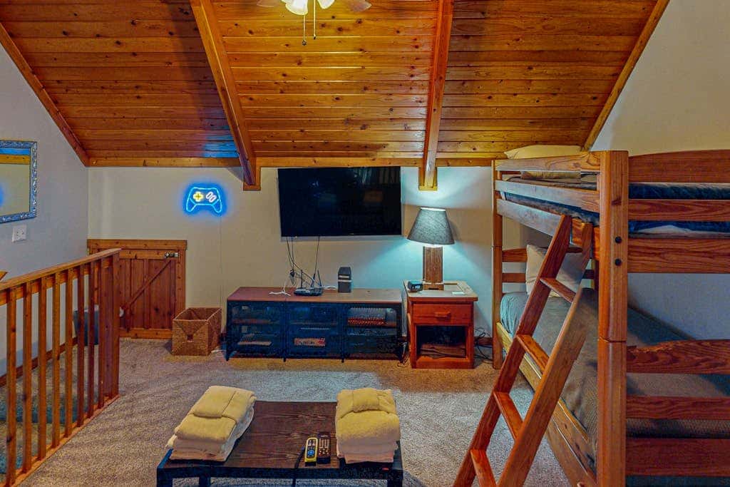 2BR - Lakeside Retreat - Pool
