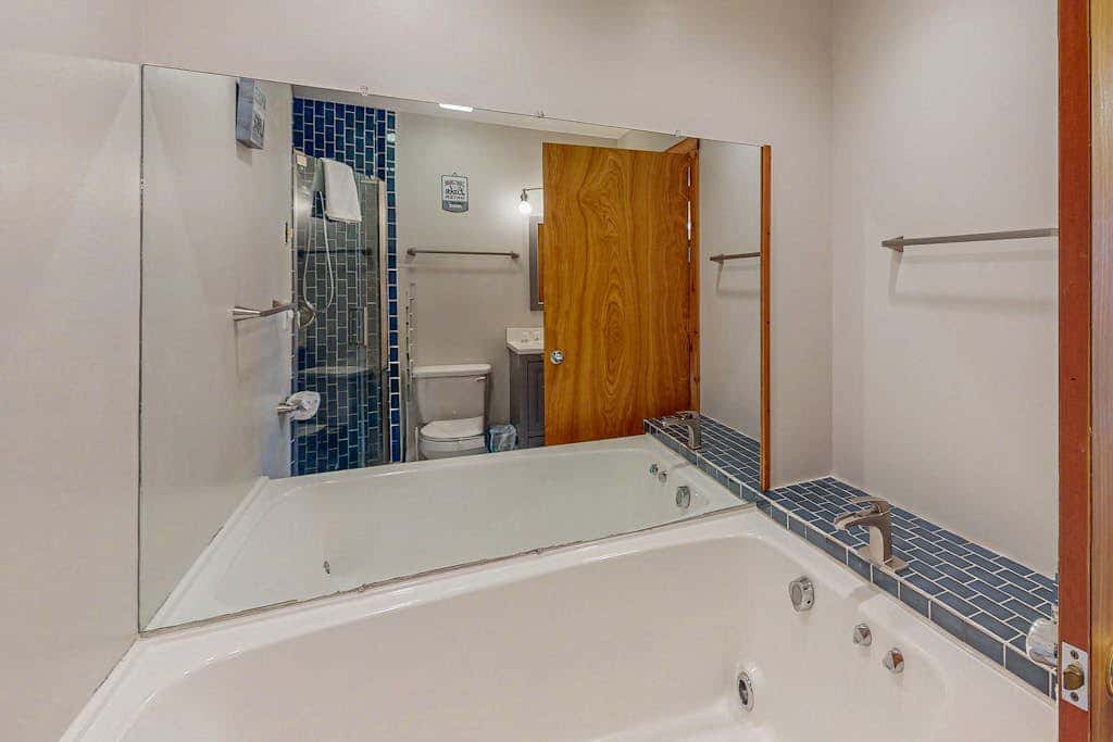 2BR - Lakeside Retreat - Pool