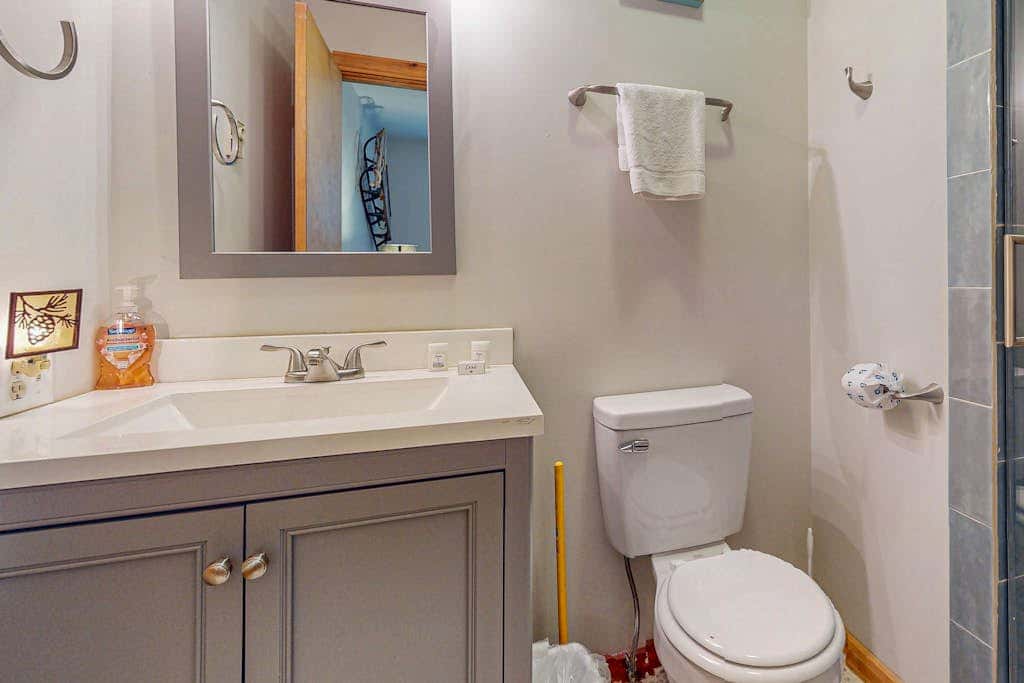 2BR - Lakeside Retreat - Pool
