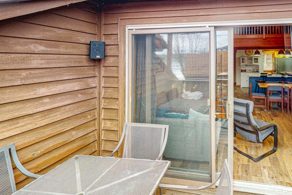 2BR - Lakeside Retreat - Pool