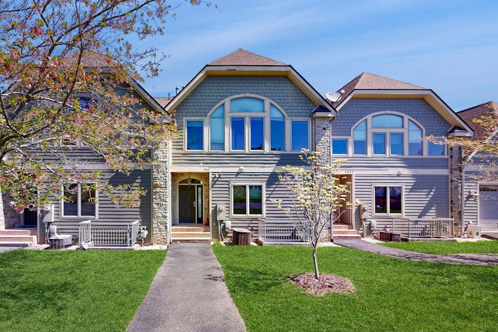 Charming 3BR Townhouse - LAKE VIEW - McHenry