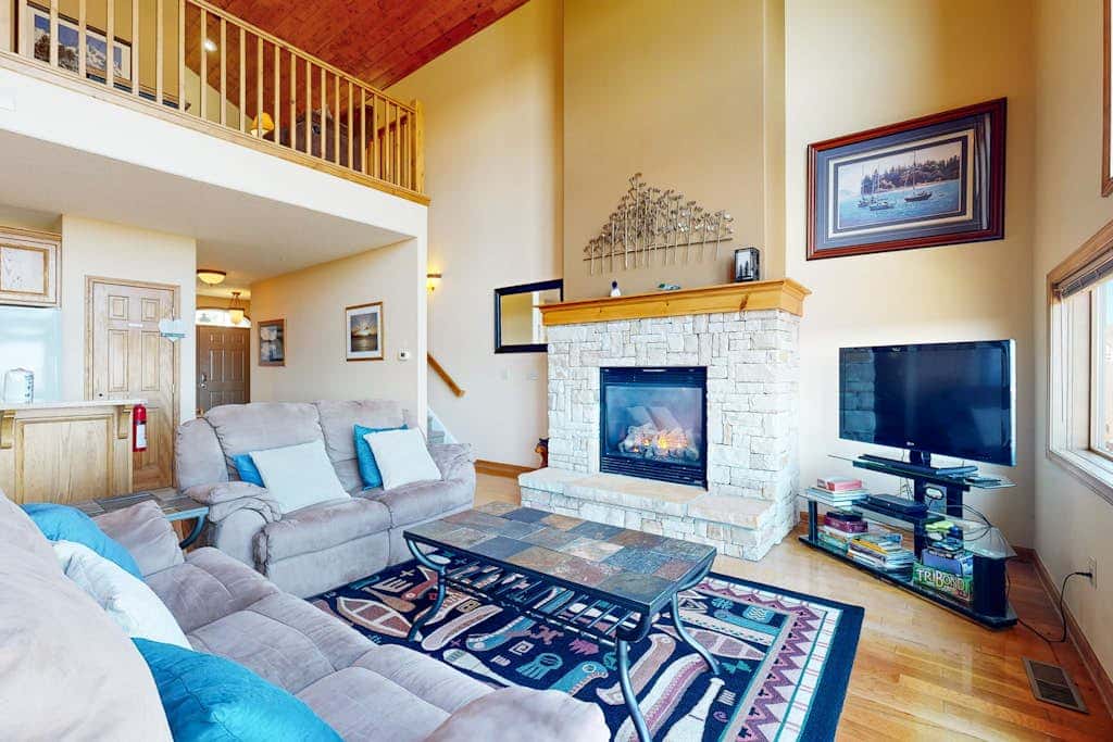 Charming 3BR Townhouse - LAKE VIEW - McHenry