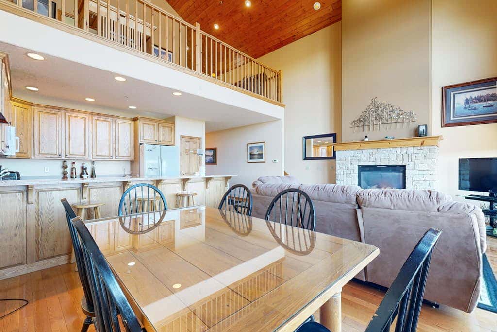 Charming 3BR Townhouse - LAKE VIEW - McHenry