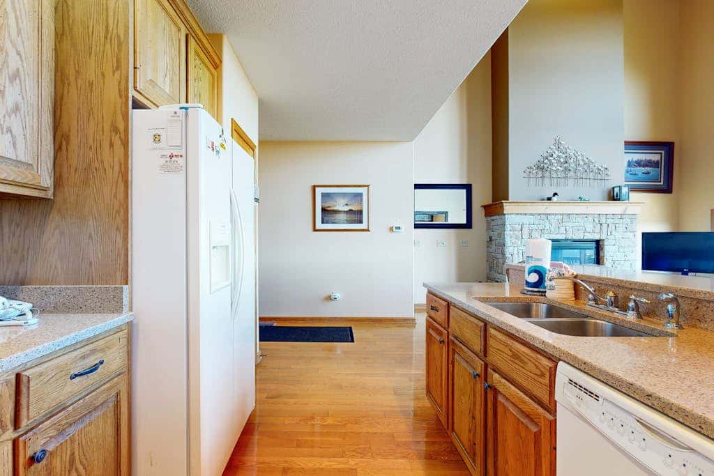 Charming 3BR Townhouse - LAKE VIEW - McHenry