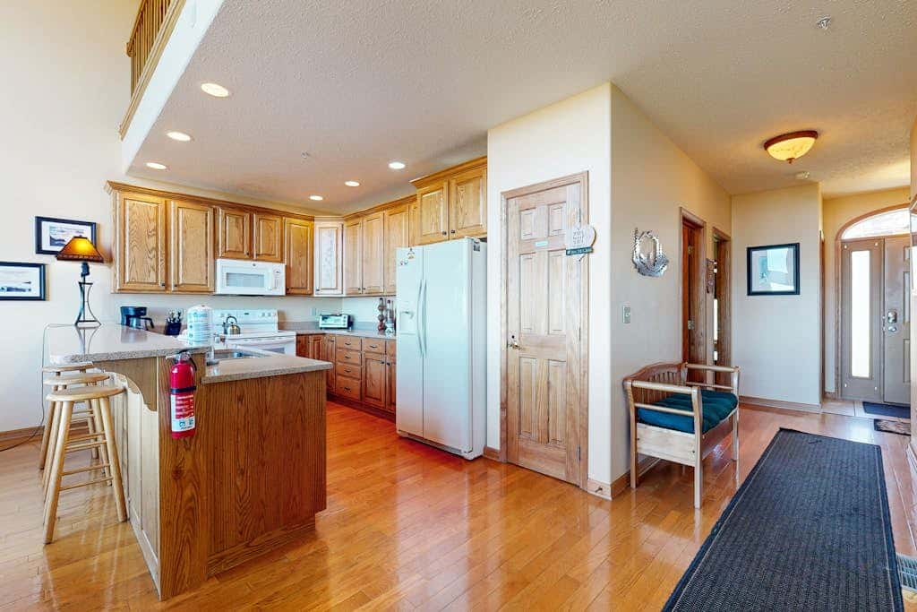 Charming 3BR Townhouse - LAKE VIEW - McHenry