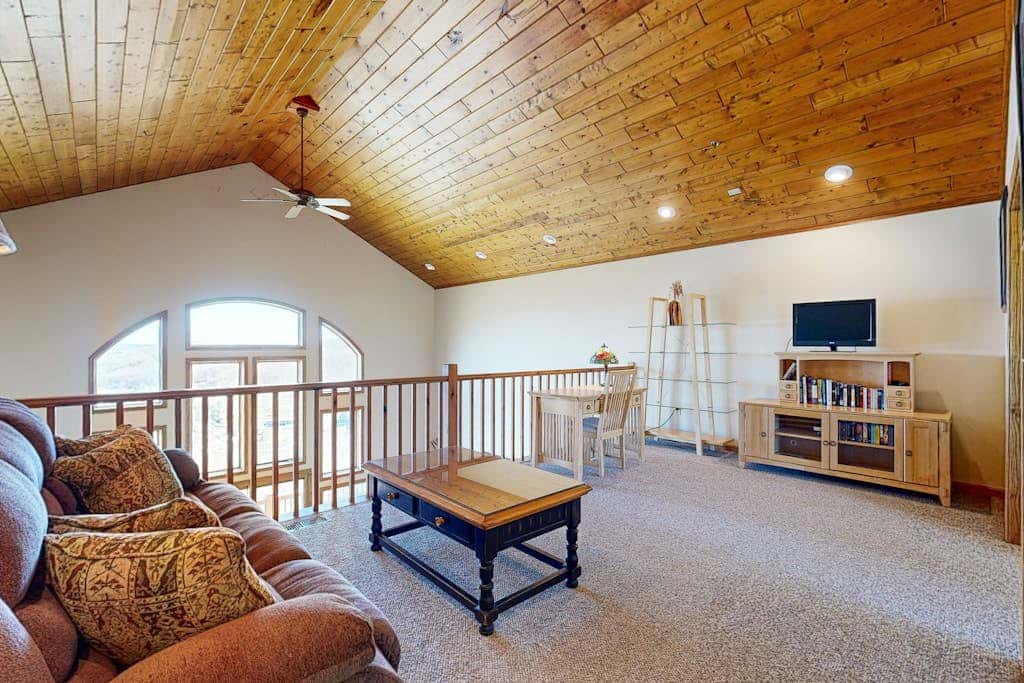 Charming 3BR Townhouse - LAKE VIEW - McHenry