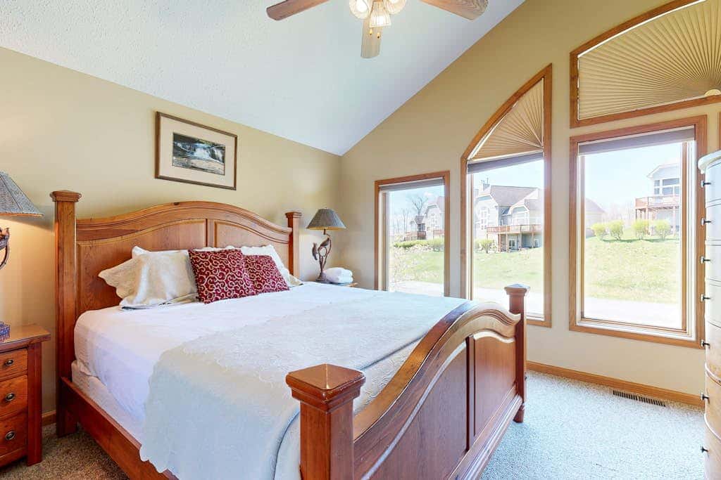 Charming 3BR Townhouse - LAKE VIEW - McHenry