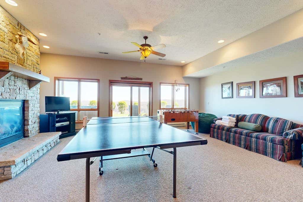Charming 3BR Townhouse - LAKE VIEW - McHenry