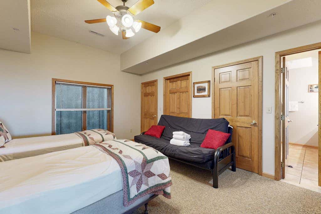 Charming 3BR Townhouse - LAKE VIEW - McHenry