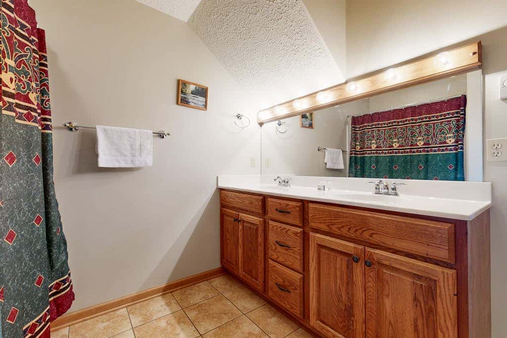 Charming 3BR Townhouse - LAKE VIEW - McHenry