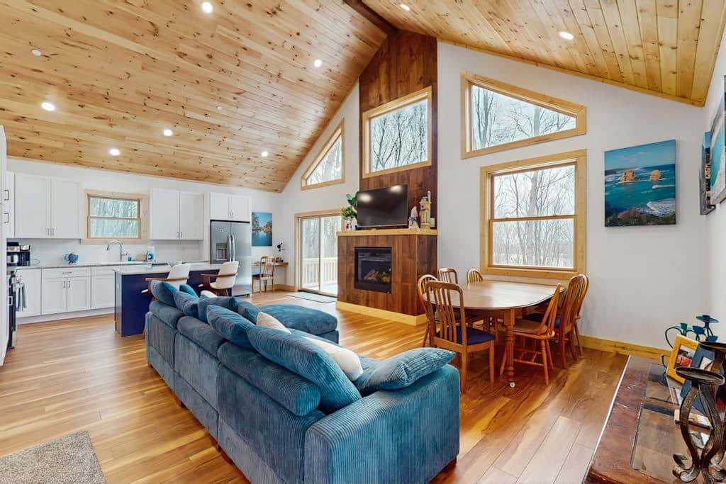 Modern 4BR Cabin - Movie Theater - HOT TUB