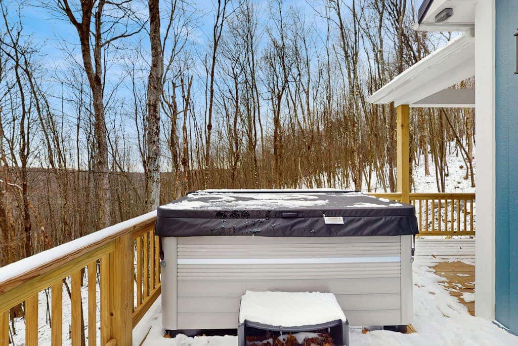 Modern 4BR Cabin - Movie Theater - HOT TUB