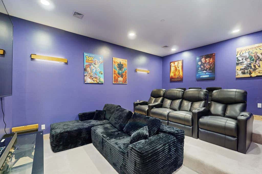 Modern 4BR Cabin - Movie Theater - HOT TUB