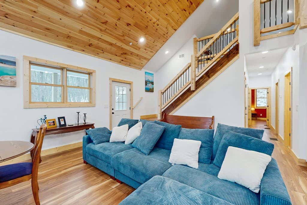 Modern 4BR Cabin - Movie Theater - HOT TUB