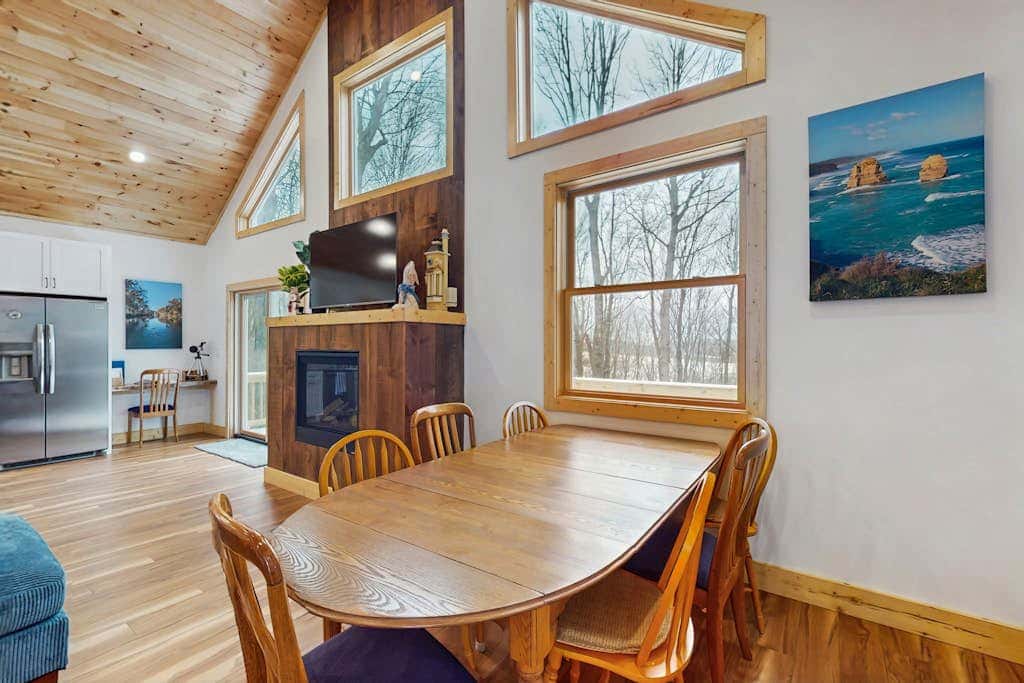 Modern 4BR Cabin - Movie Theater - HOT TUB