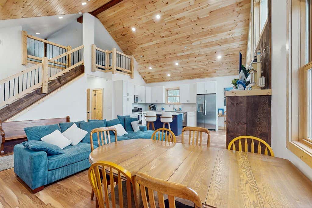 Modern 4BR Cabin - Movie Theater - HOT TUB