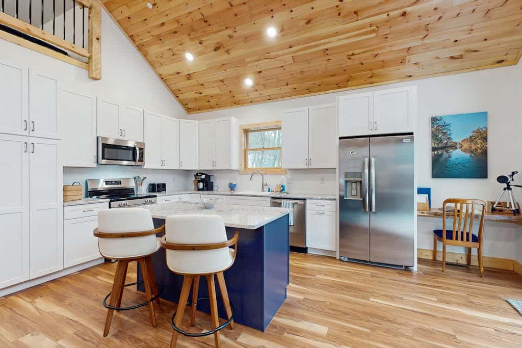 Modern 4BR Cabin - Movie Theater - HOT TUB