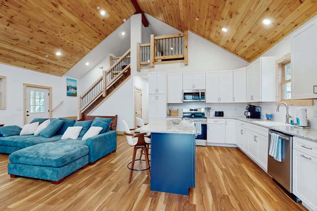 Modern 4BR Cabin - Movie Theater - HOT TUB