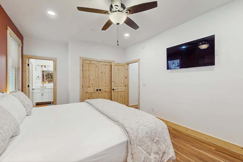 Modern 4BR Cabin - Movie Theater - HOT TUB
