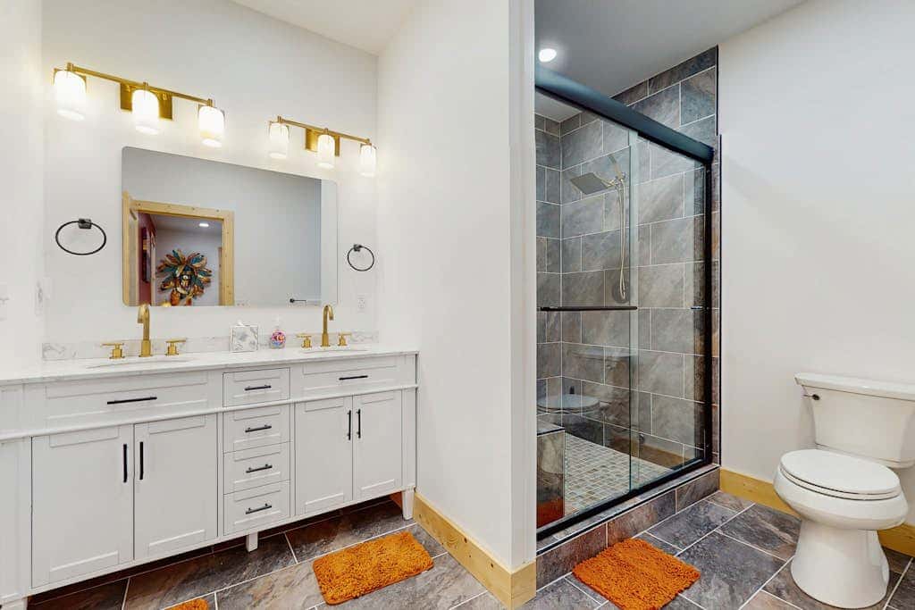 Modern 4BR Cabin - Movie Theater - HOT TUB