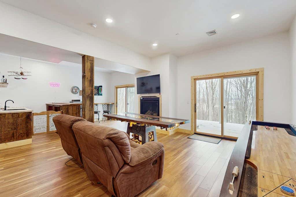 Modern 4BR Cabin - Movie Theater - HOT TUB