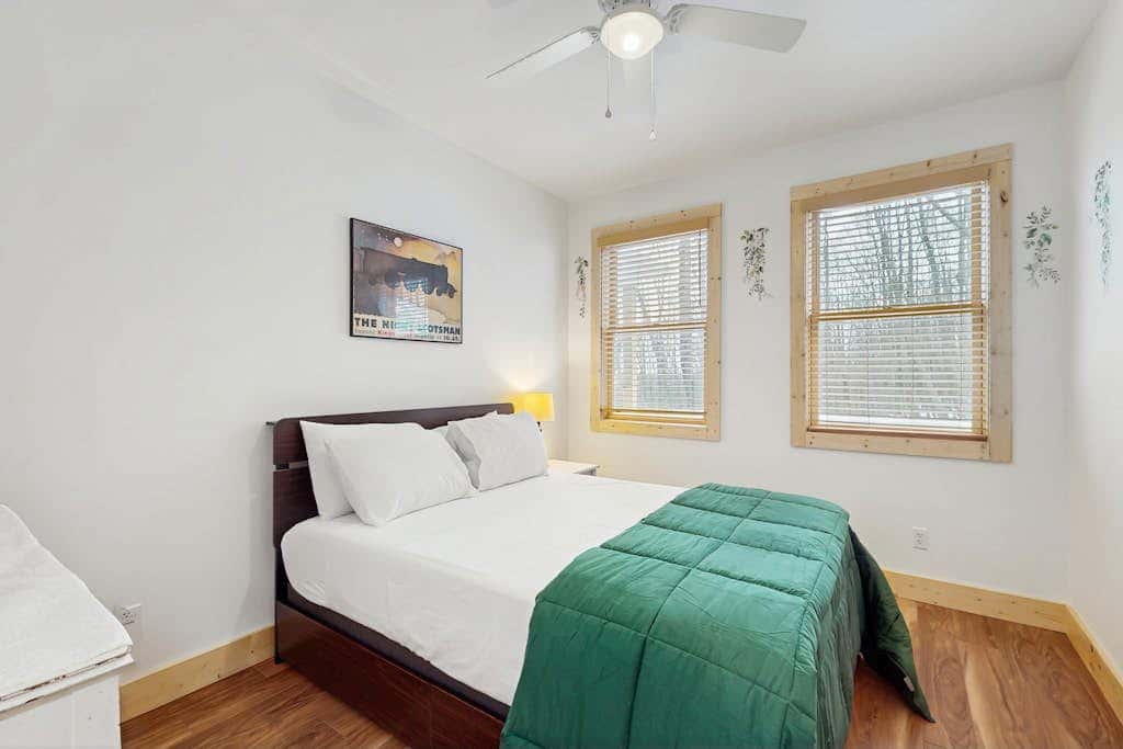 Modern 4BR Cabin - Movie Theater - HOT TUB