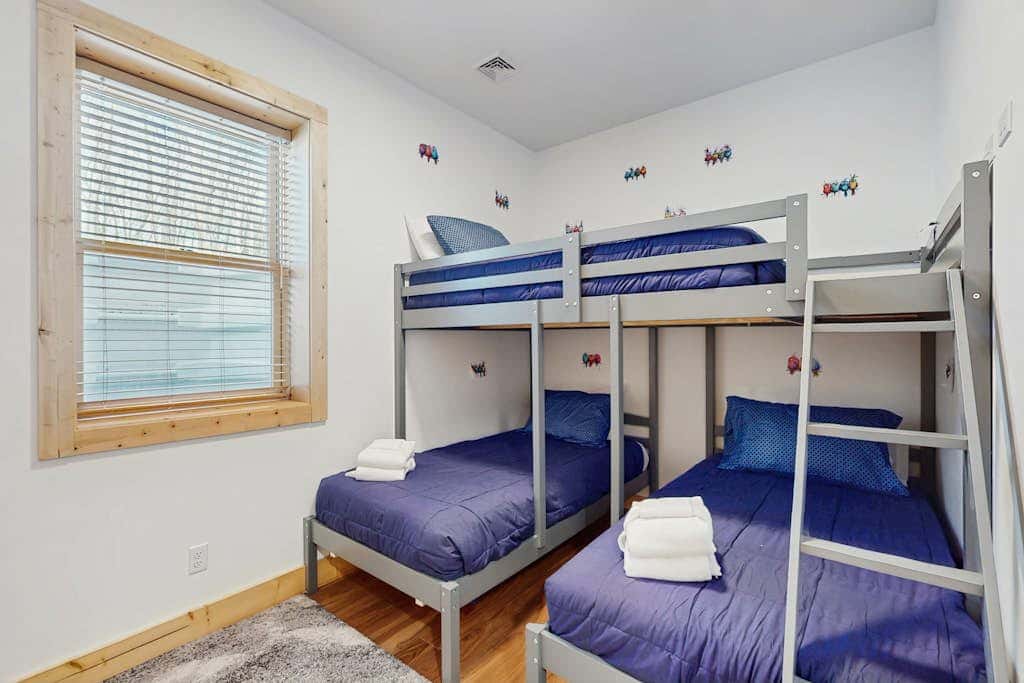Modern 4BR Cabin - Movie Theater - HOT TUB