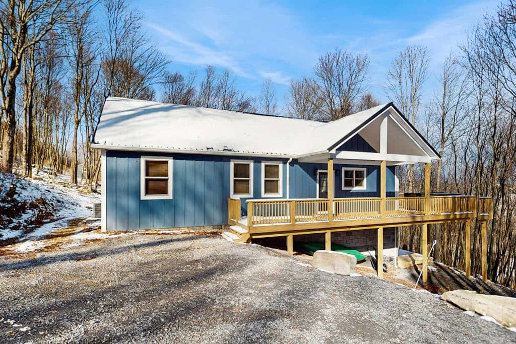 Modern 4BR Cabin - Movie Theater - HOT TUB