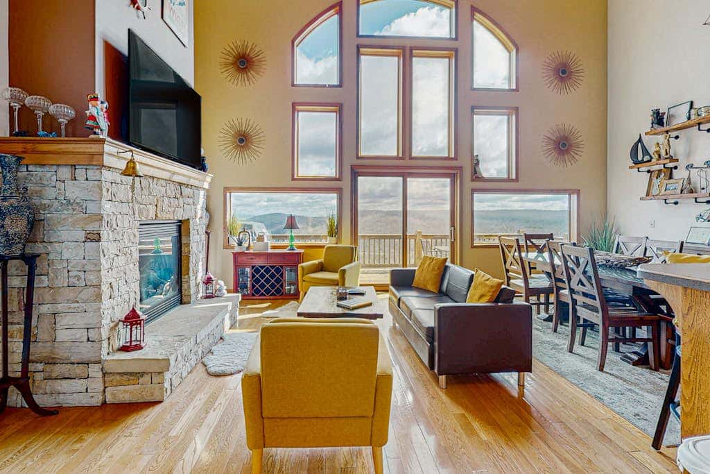 Serene 3BR Townhouse - HOT TUB - McHenry