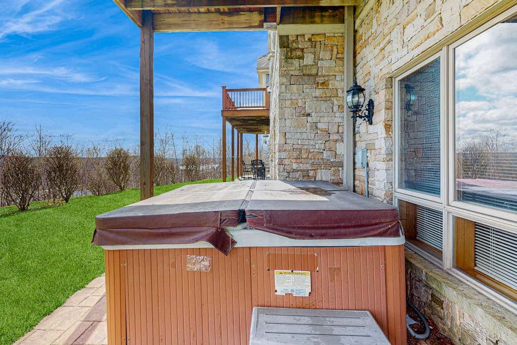 Serene 3BR Townhouse - HOT TUB - McHenry