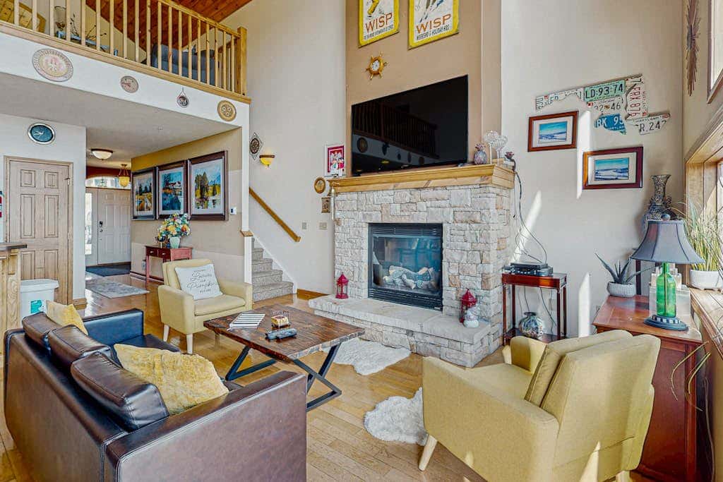 Serene 3BR Townhouse - HOT TUB - McHenry