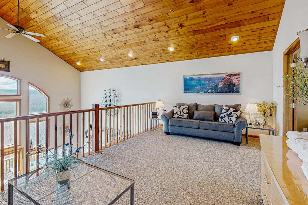 Serene 3BR Townhouse - HOT TUB - McHenry
