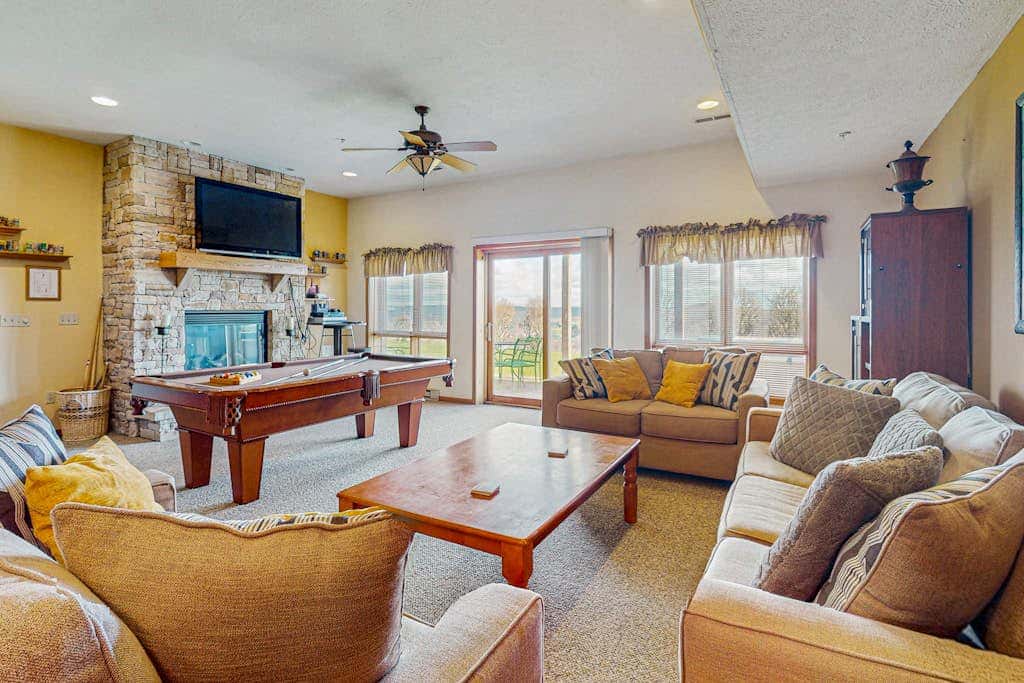 Serene 3BR Townhouse - HOT TUB - McHenry